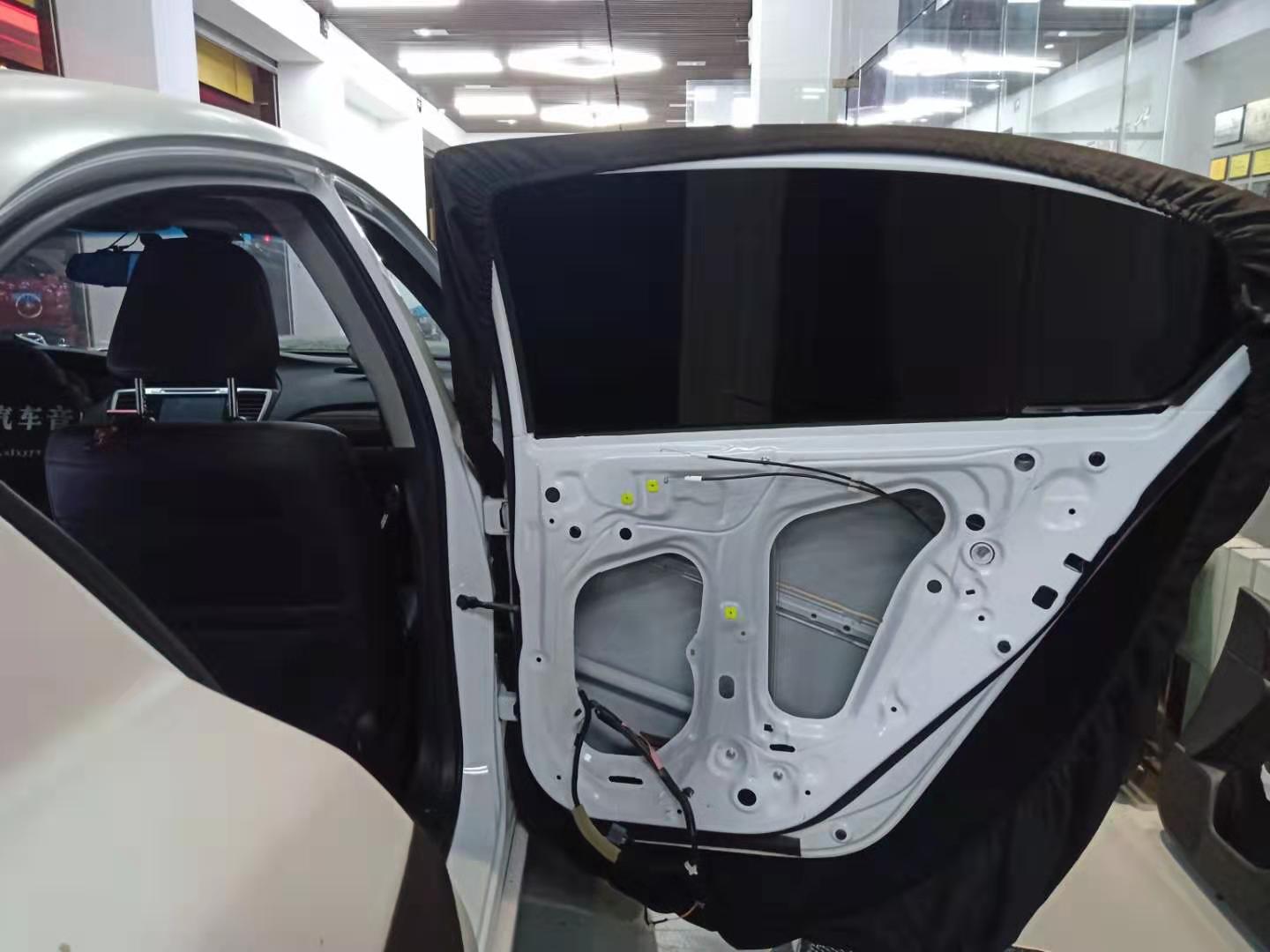汕頭星悅汽車音響本田雅閣升級(jí)全車山水隔音材料降噪后有效提高整車行駛的舒適感遠(yuǎn)離噪音困擾音響更換喇叭