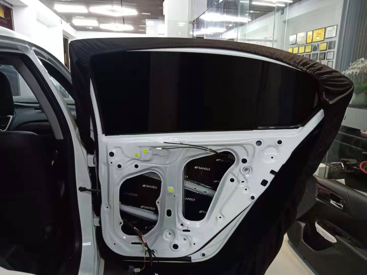 汕頭星悅汽車音響本田雅閣升級(jí)全車山水隔音材料降噪后有效提高整車行駛的舒適感遠(yuǎn)離噪音困擾音響更換喇叭
