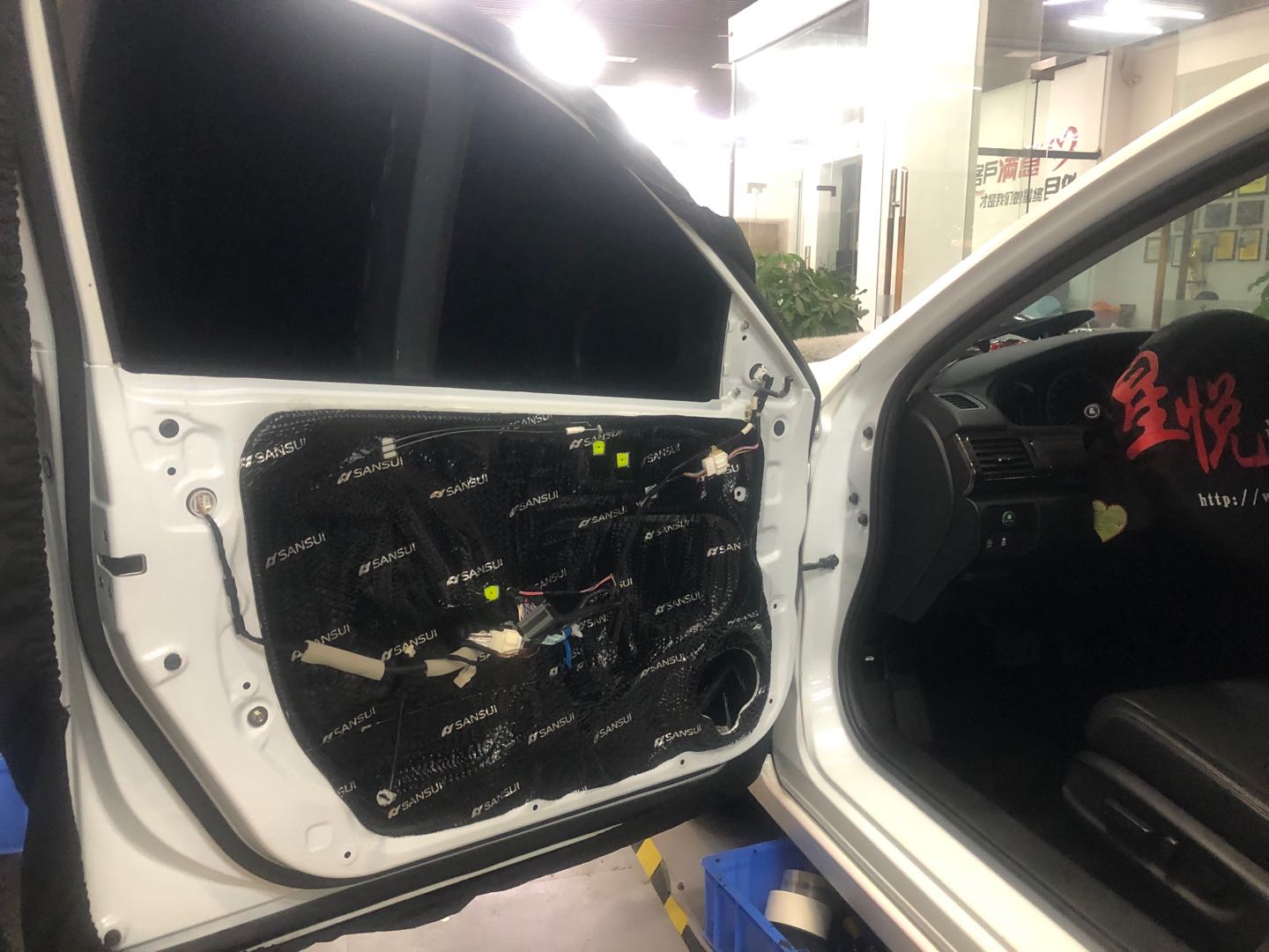 汕頭星悅汽車音響本田雅閣升級(jí)全車山水隔音材料降噪后有效提高整車行駛的舒適感遠(yuǎn)離噪音困擾音響更換喇叭