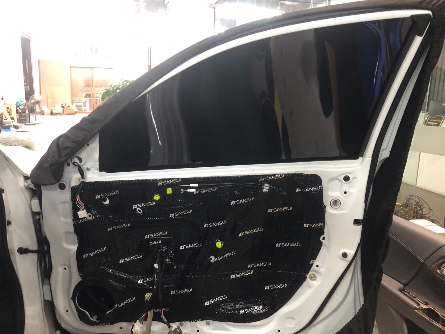 汕頭星悅汽車音響本田雅閣升級(jí)全車山水隔音材料降噪后有效提高整車行駛的舒適感遠(yuǎn)離噪音困擾音響更換喇叭