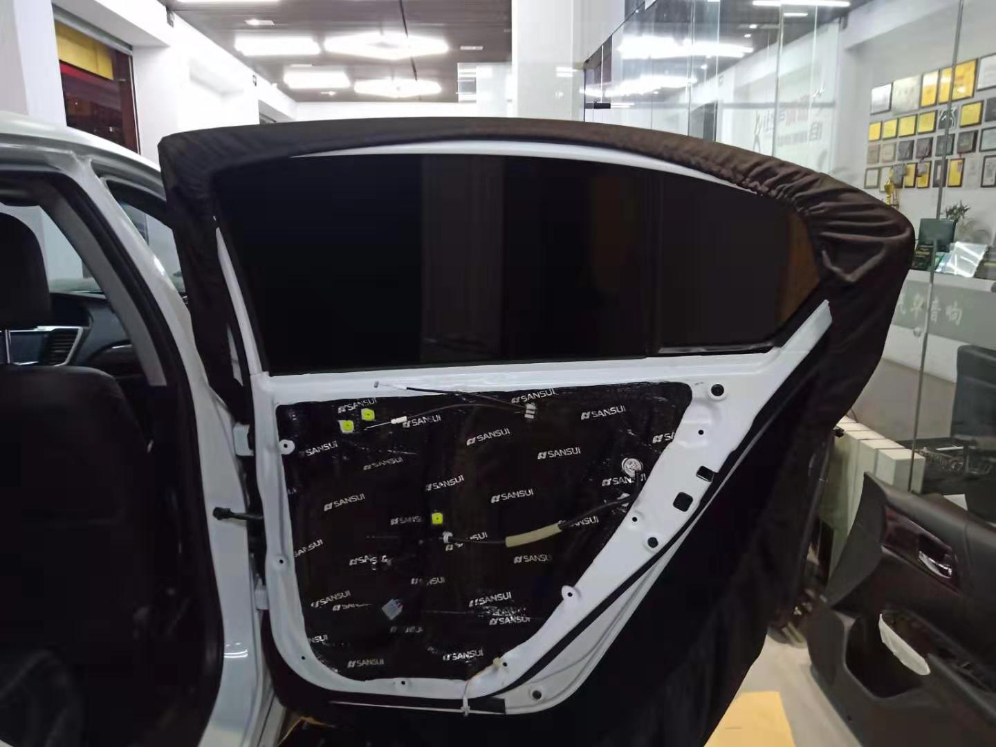 汕頭星悅汽車音響本田雅閣升級(jí)全車山水隔音材料降噪后有效提高整車行駛的舒適感遠(yuǎn)離噪音困擾音響更換喇叭