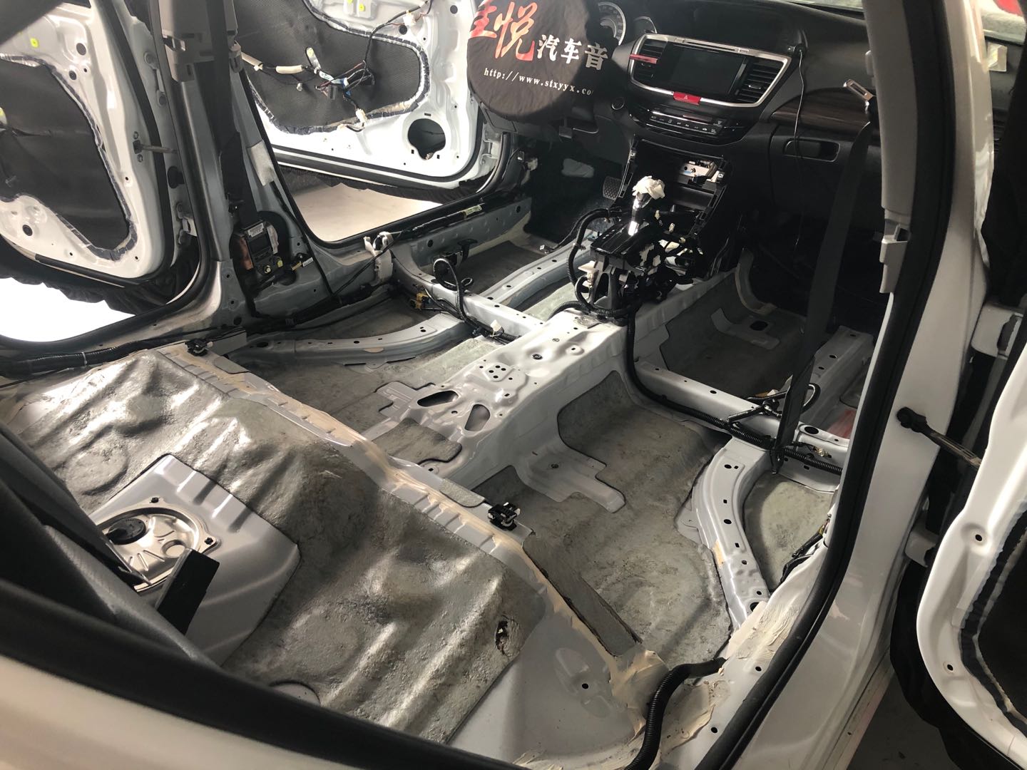 汕頭星悅汽車音響本田雅閣升級(jí)全車山水隔音材料降噪后有效提高整車行駛的舒適感遠(yuǎn)離噪音困擾音響更換喇叭
