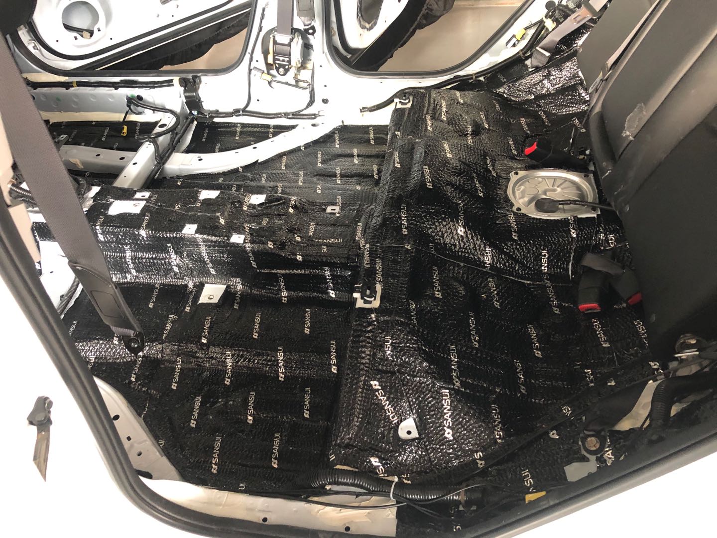 汕頭星悅汽車音響本田雅閣升級(jí)全車山水隔音材料降噪后有效提高整車行駛的舒適感遠(yuǎn)離噪音困擾音響更換喇叭
