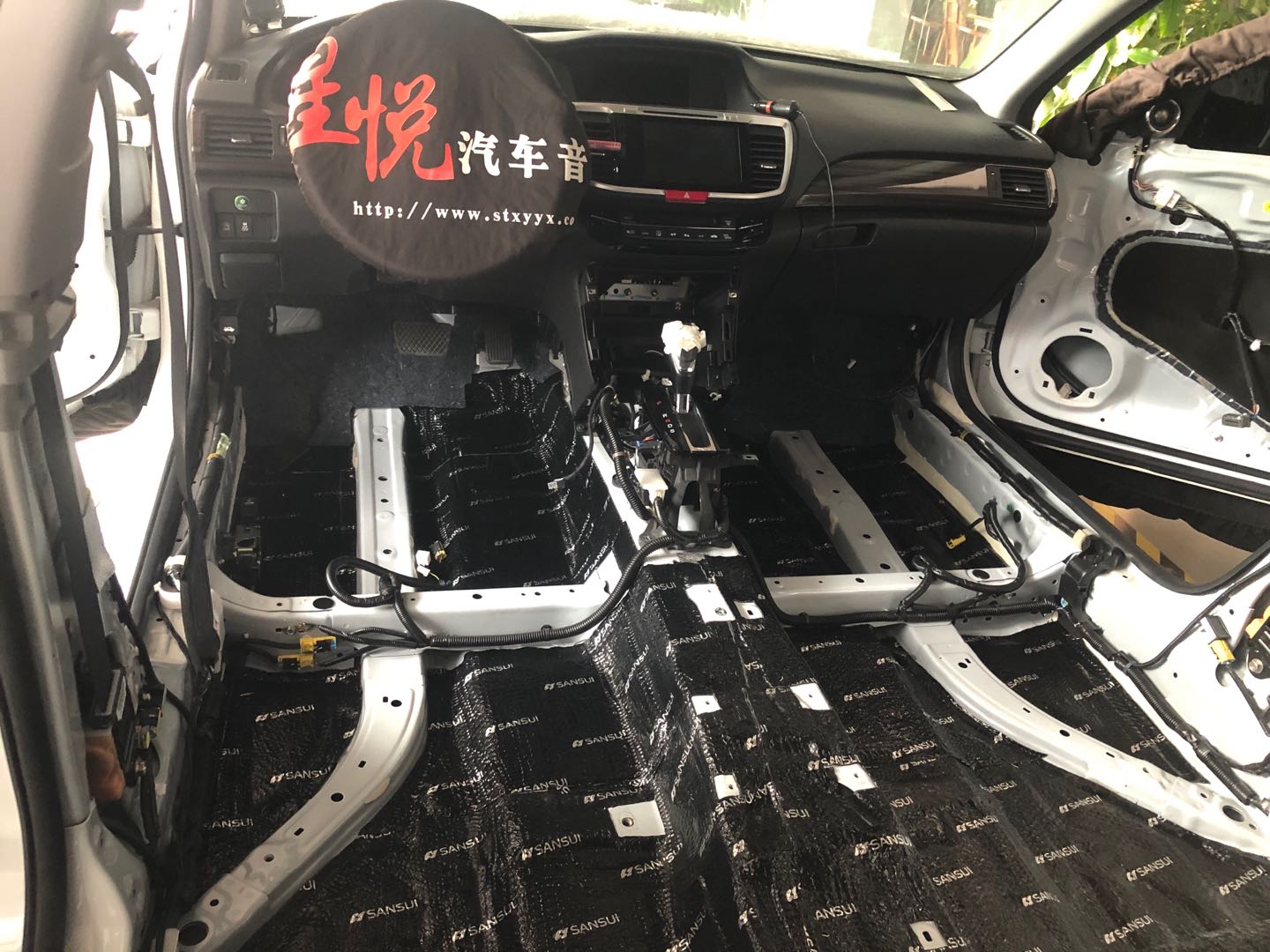 汕頭星悅汽車音響本田雅閣升級(jí)全車山水隔音材料降噪后有效提高整車行駛的舒適感遠(yuǎn)離噪音困擾音響更換喇叭