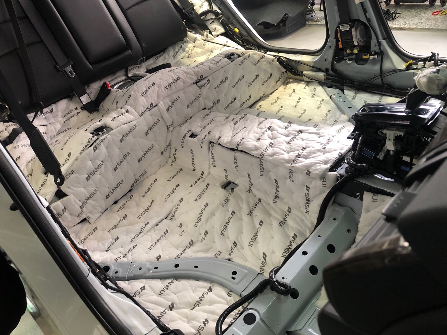 汕頭星悅汽車音響本田雅閣升級(jí)全車山水隔音材料降噪后有效提高整車行駛的舒適感遠(yuǎn)離噪音困擾音響更換喇叭