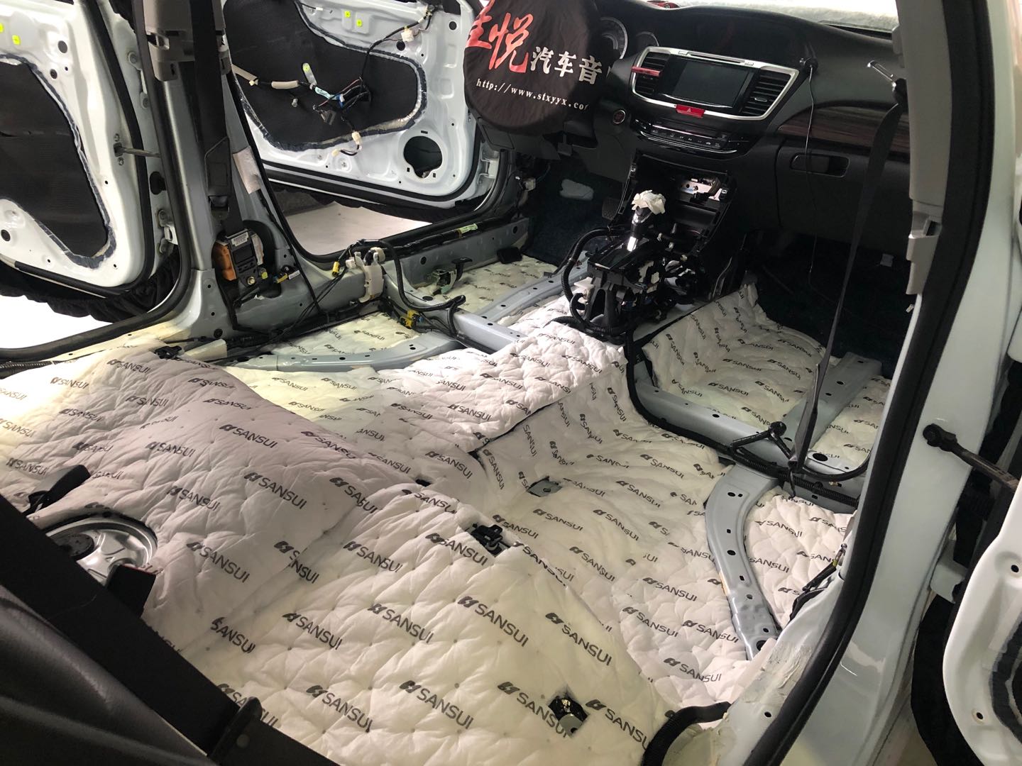 汕頭星悅汽車音響本田雅閣升級(jí)全車山水隔音材料降噪后有效提高整車行駛的舒適感遠(yuǎn)離噪音困擾音響更換喇叭