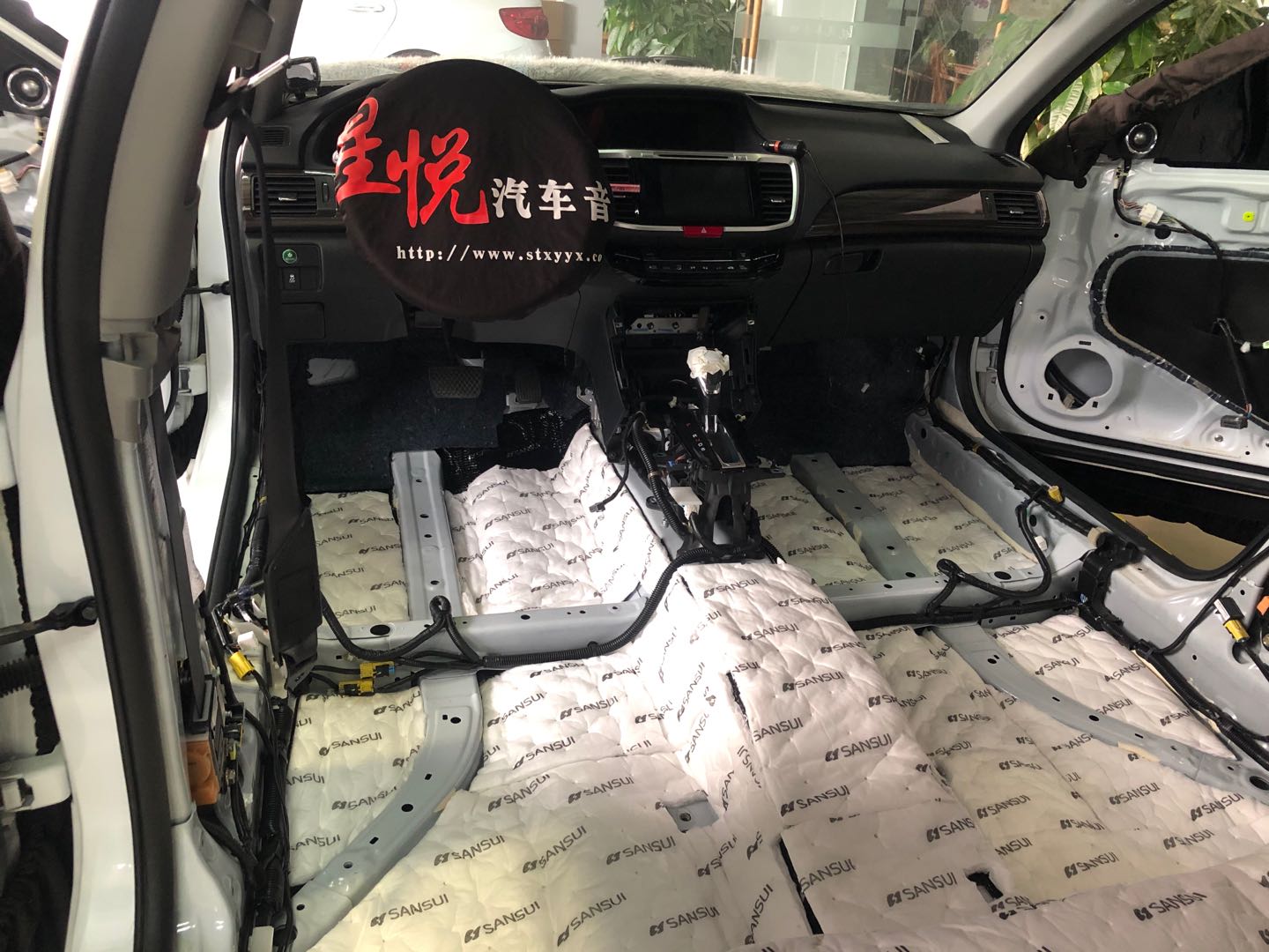 汕頭星悅汽車音響本田雅閣升級(jí)全車山水隔音材料降噪后有效提高整車行駛的舒適感遠(yuǎn)離噪音困擾音響更換喇叭