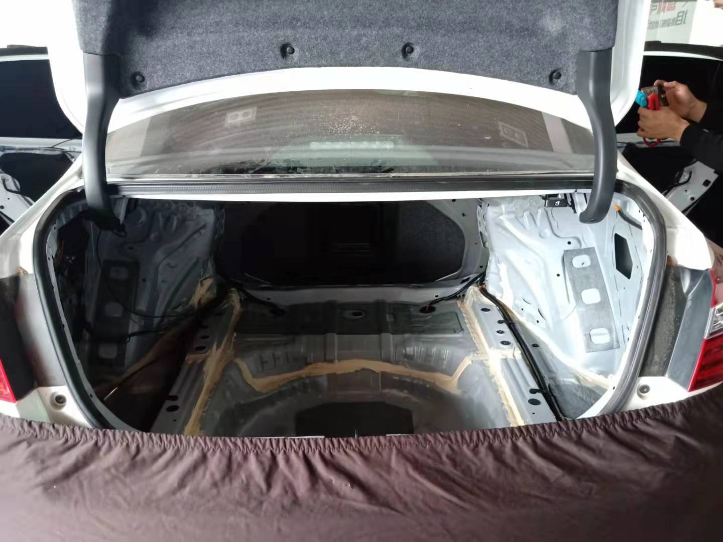 汕頭星悅汽車音響本田雅閣升級(jí)全車山水隔音材料降噪后有效提高整車行駛的舒適感遠(yuǎn)離噪音困擾音響更換喇叭