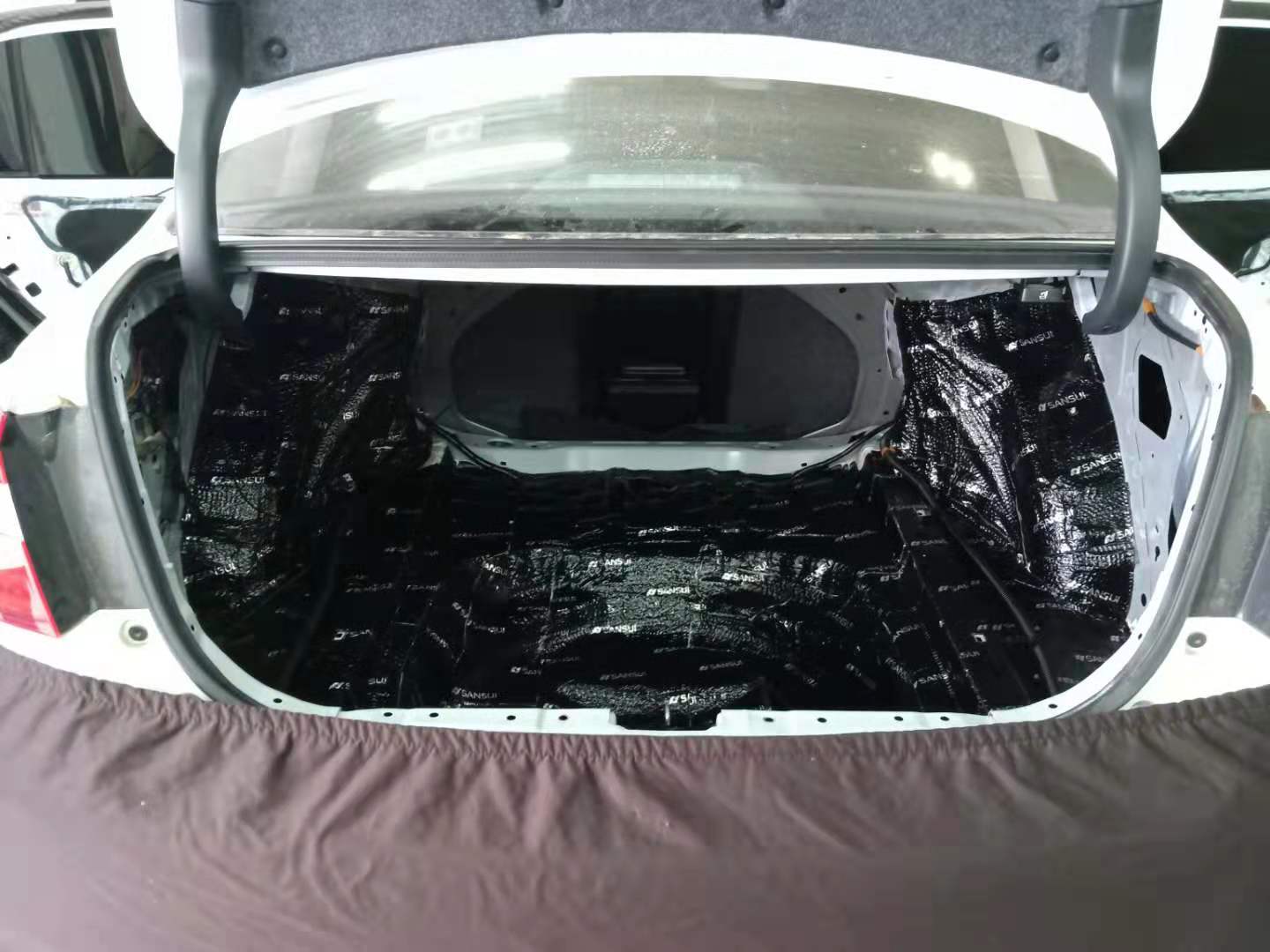 汕頭星悅汽車音響本田雅閣升級(jí)全車山水隔音材料降噪后有效提高整車行駛的舒適感遠(yuǎn)離噪音困擾音響更換喇叭