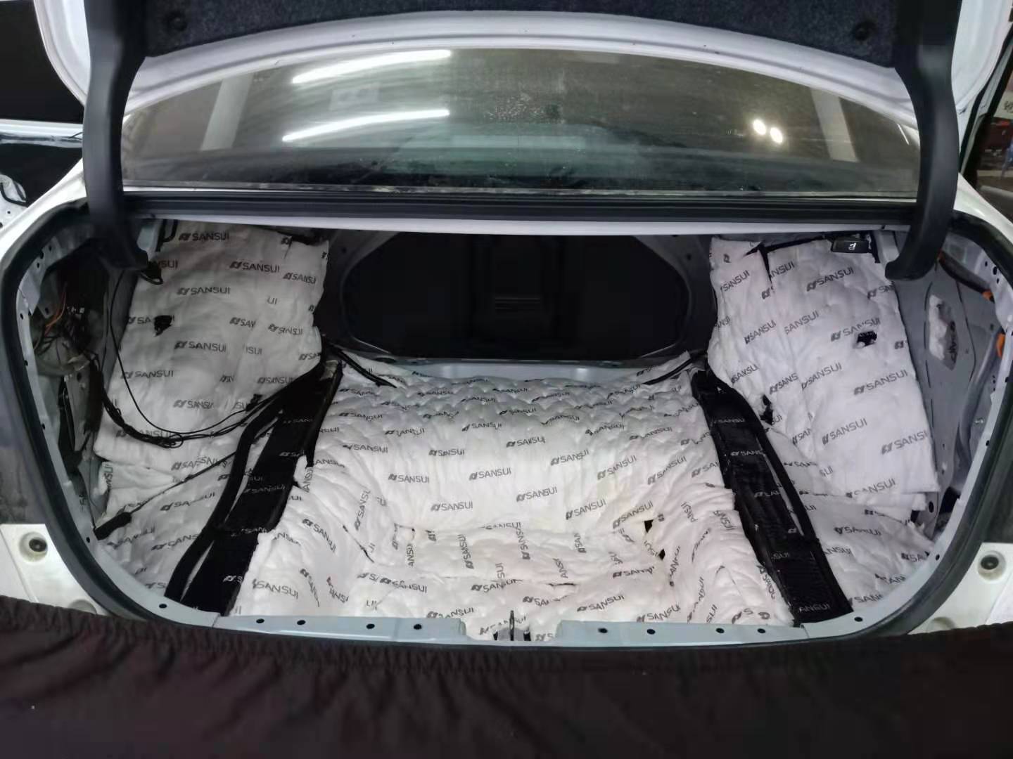 汕頭星悅汽車音響本田雅閣升級(jí)全車山水隔音材料降噪后有效提高整車行駛的舒適感遠(yuǎn)離噪音困擾音響更換喇叭