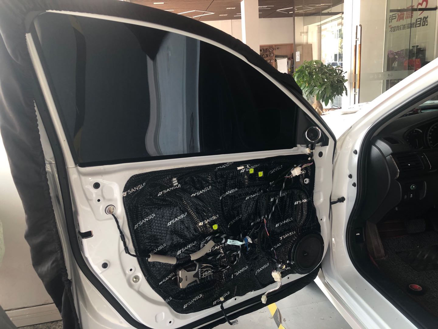 汕頭星悅汽車音響本田雅閣升級(jí)全車山水隔音材料降噪后有效提高整車行駛的舒適感遠(yuǎn)離噪音困擾音響更換喇叭