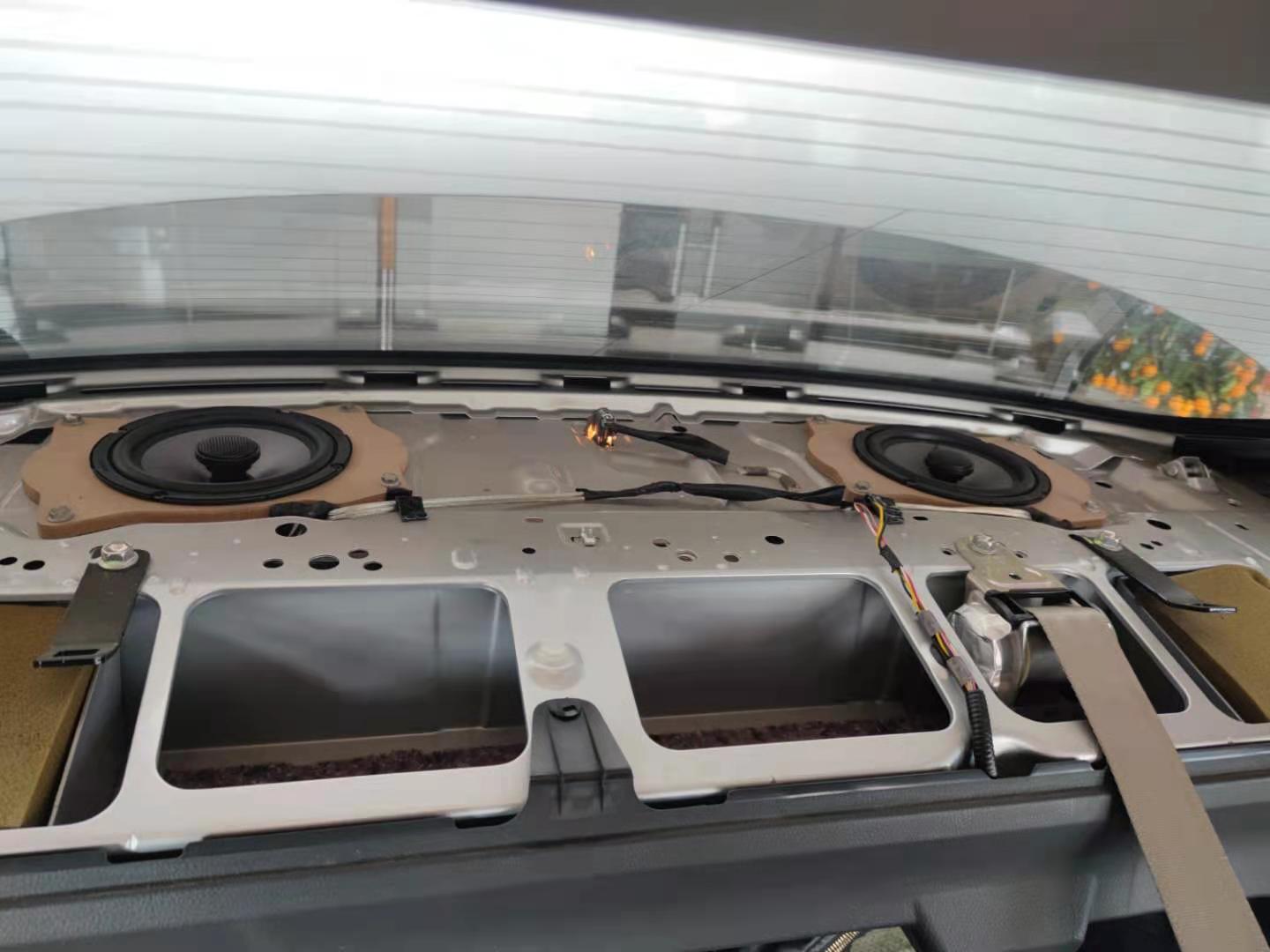 丰田卡罗拉老款车型也有追求音响改装高性价比美国哈曼JBL套装喇叭搭配德国弗莱德超薄低音2680元套餐