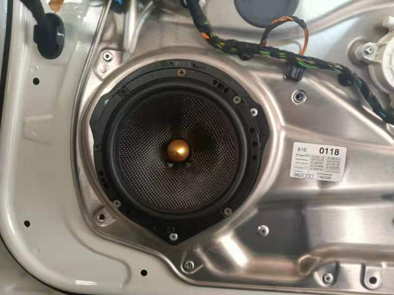 老款奔驰E300喇叭破音是什么问题？开音响的时候喇叭啪啪响的原因？汕头星悦汽车音响