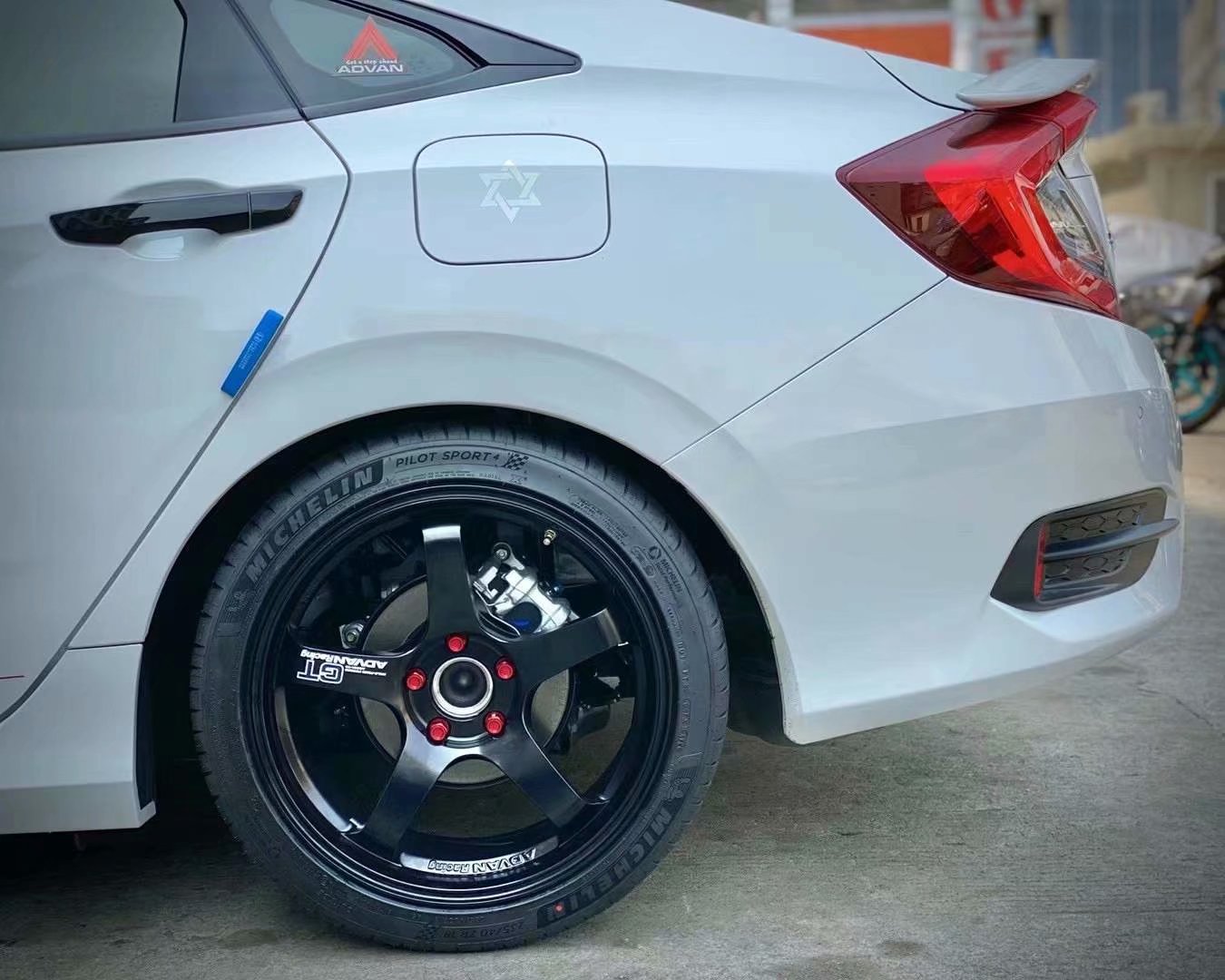 思域，換 橫濱 ADVAN GT 18寸 完工