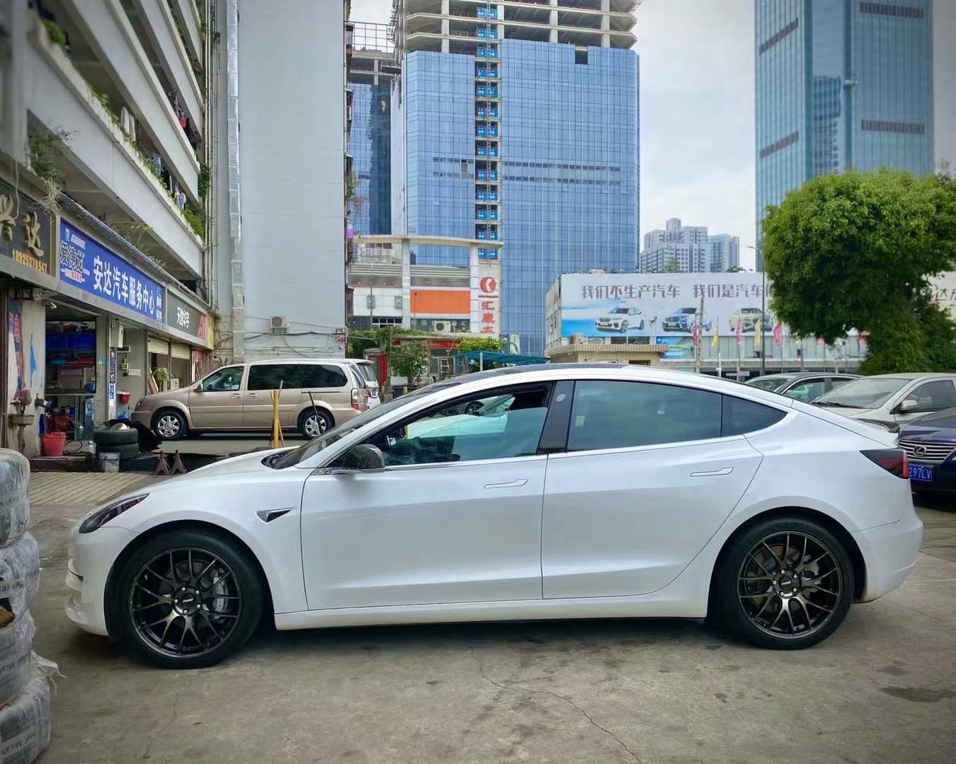Model 3 換RAYS G27 19寸完工 需要的朋友可以繼續(xù)跟單，還有貨！ ????