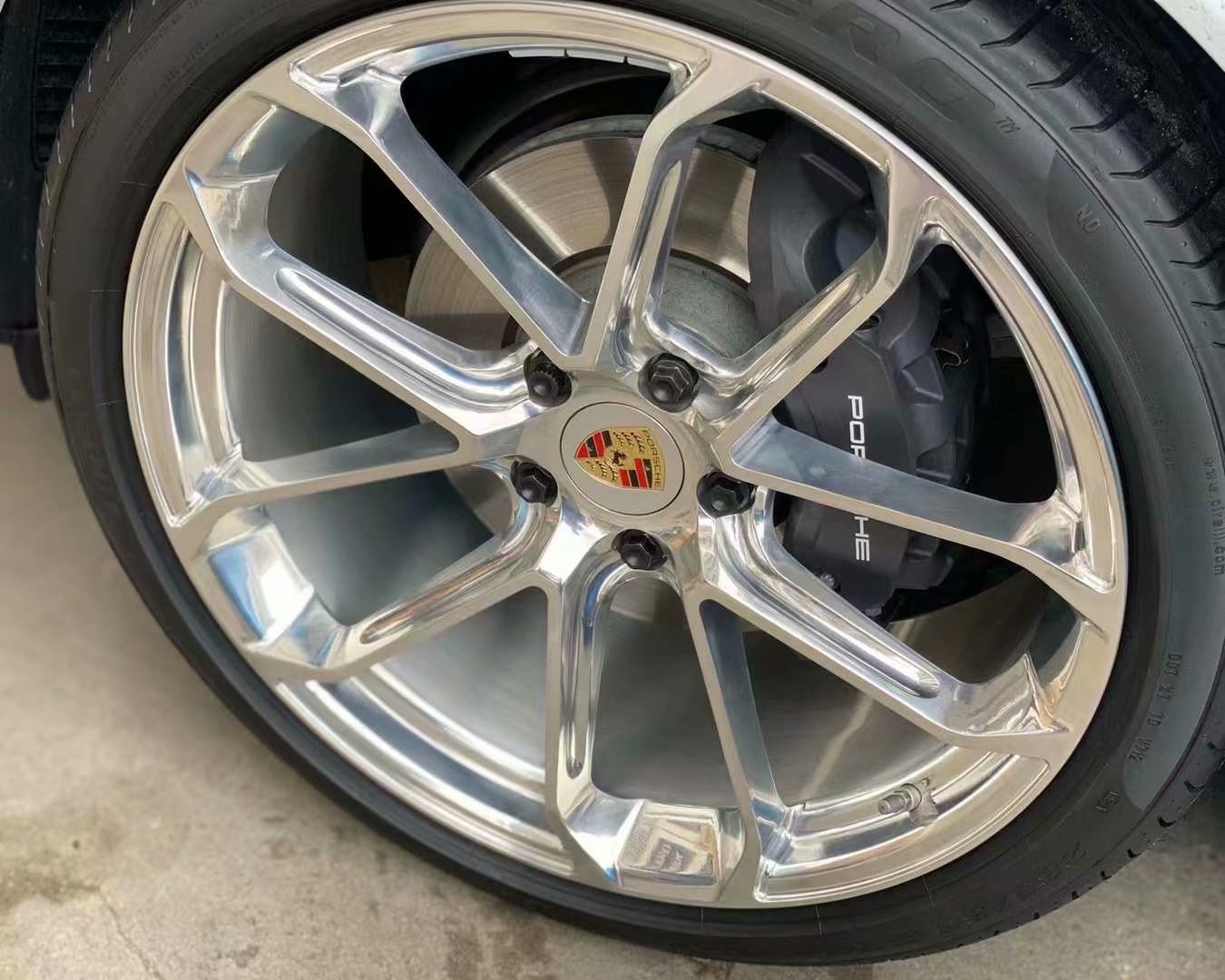 保時(shí)捷 卡宴 提新車，換 定制鍛造潮鞋22寸 倍耐力輪胎 搭配 科吉精準(zhǔn)動(dòng)平衡，霍夫曼平衡塊 完工！精拋光工藝，高大上！