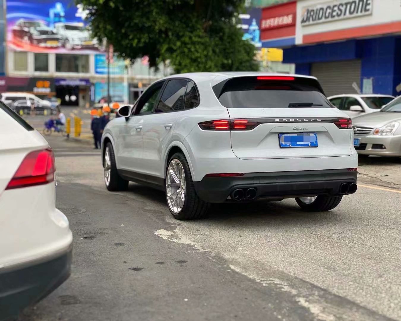 保時(shí)捷 卡宴 提新車，換 定制鍛造潮鞋22寸 倍耐力輪胎 搭配 科吉精準(zhǔn)動(dòng)平衡，霍夫曼平衡塊 完工！精拋光工藝，高大上！