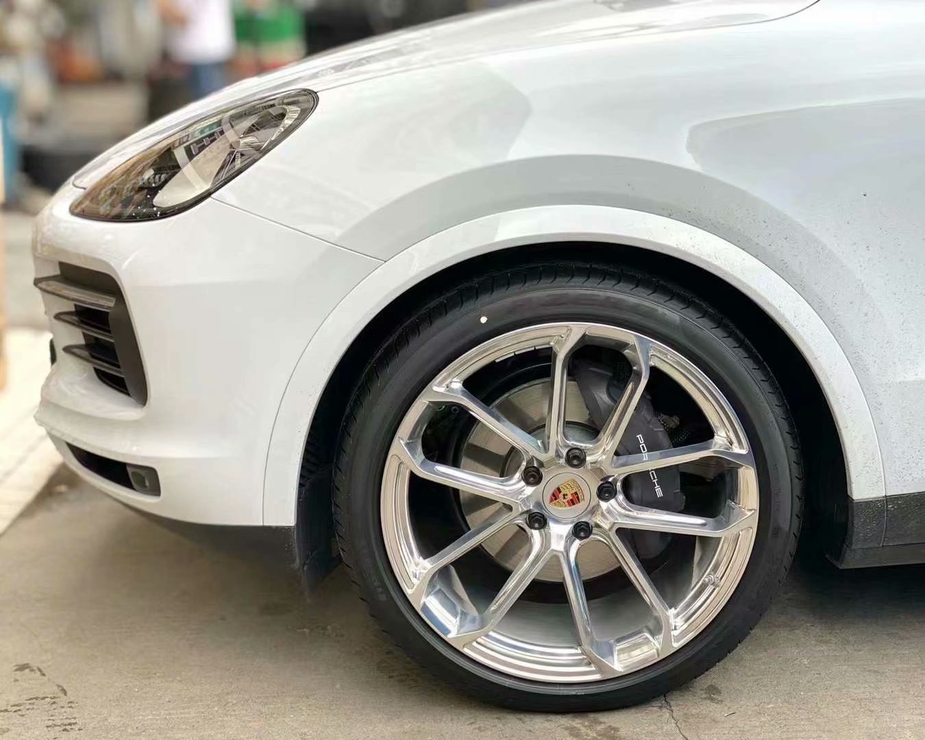 保時(shí)捷 卡宴 提新車，換 定制鍛造潮鞋22寸 倍耐力輪胎 搭配 科吉精準(zhǔn)動(dòng)平衡，霍夫曼平衡塊 完工！精拋光工藝，高大上！