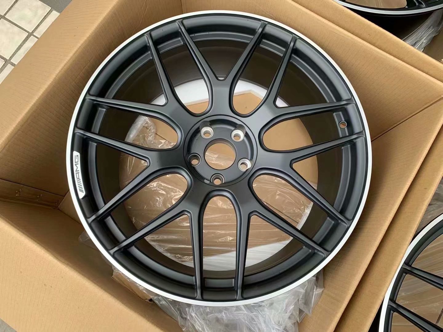 奔驰 AMG GT50 定制锻造潮鞋 21寸 ➕米其林PS4S 完工，这个款式真的很帅气，可以继续跟单