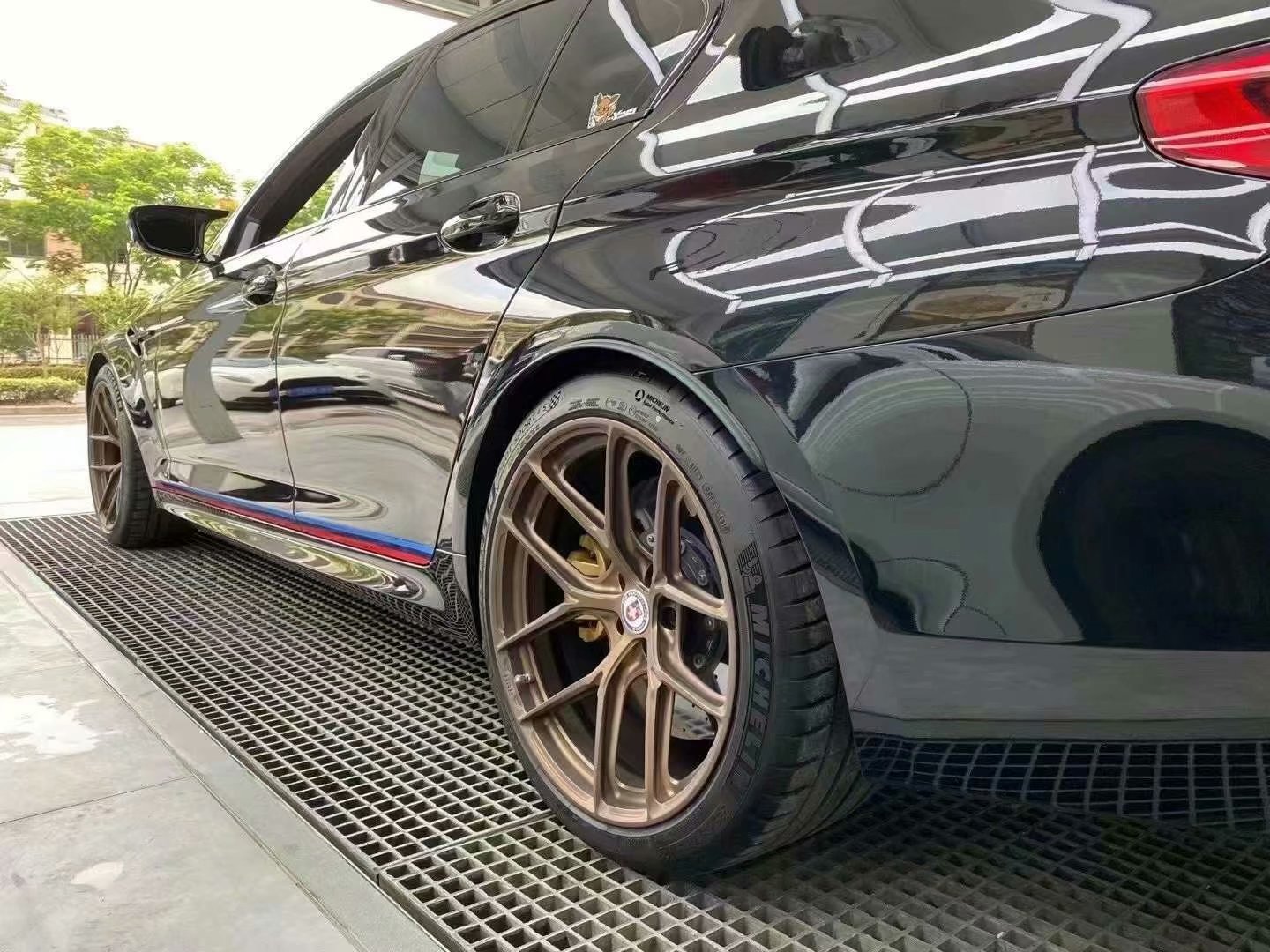 寶馬F90 M5 升級 Akrapovic 排氣 HRE P101sc輪轂 ????