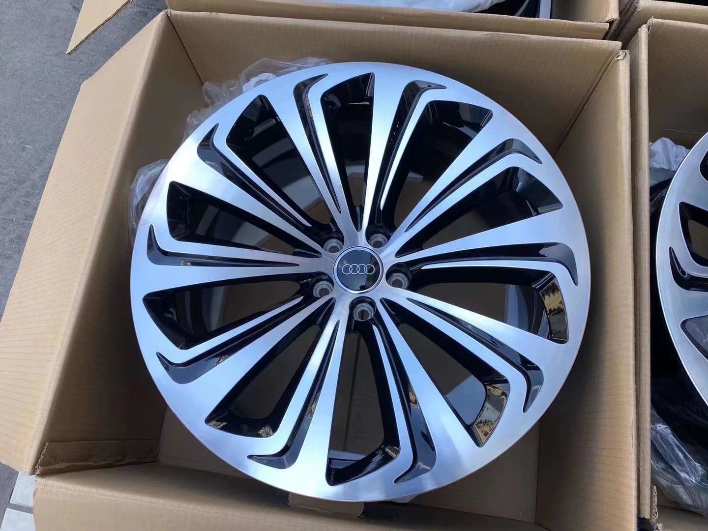 奧迪Q7，換TLFW鍛造定制  21寸搭配倍耐力輪胎完工