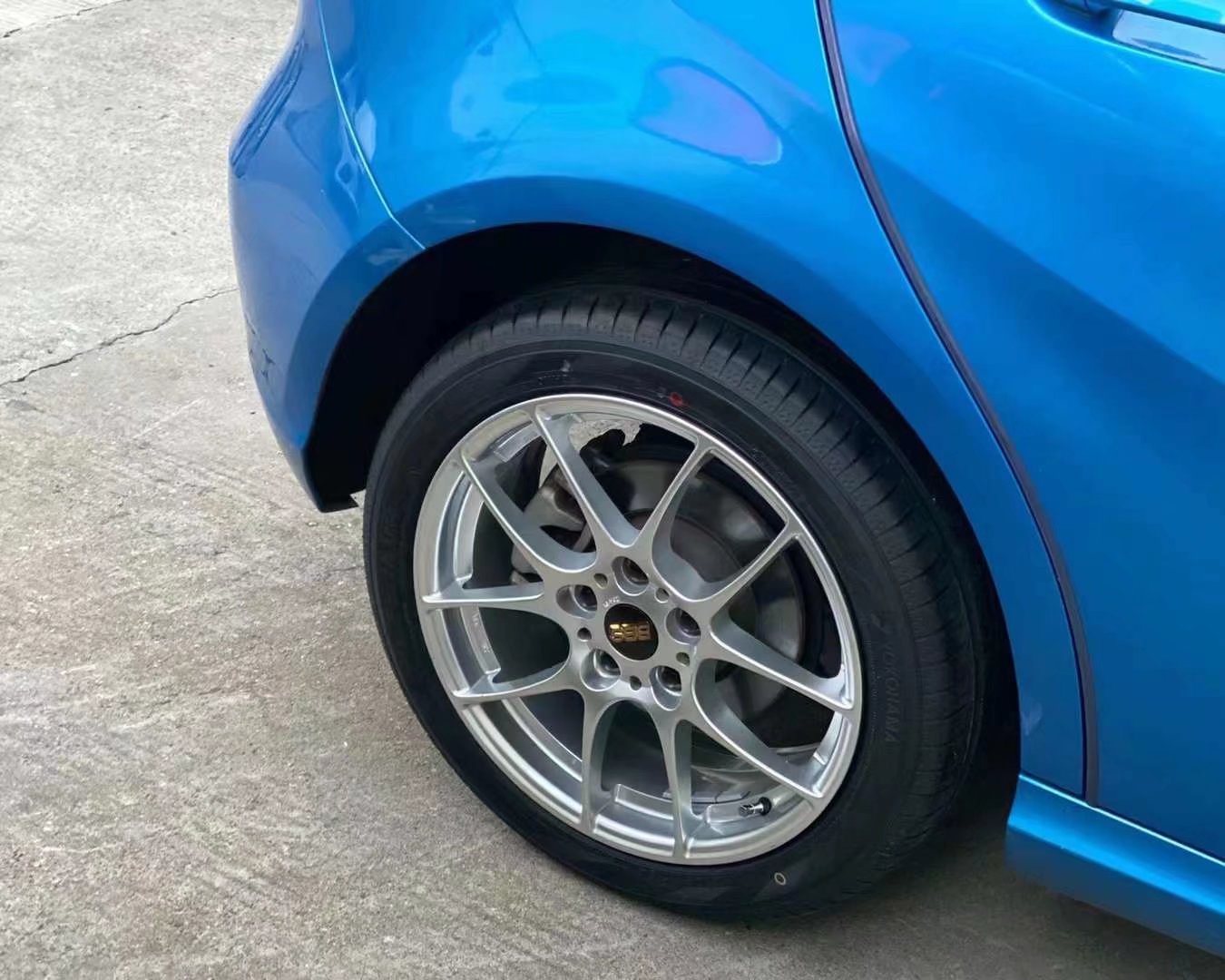 奔馳A ，換日本 BBS RF 17寸 搭配 全新輪胎YOKOHAMA 科吉?jiǎng)悠胶?霍夫曼平衡塊完工