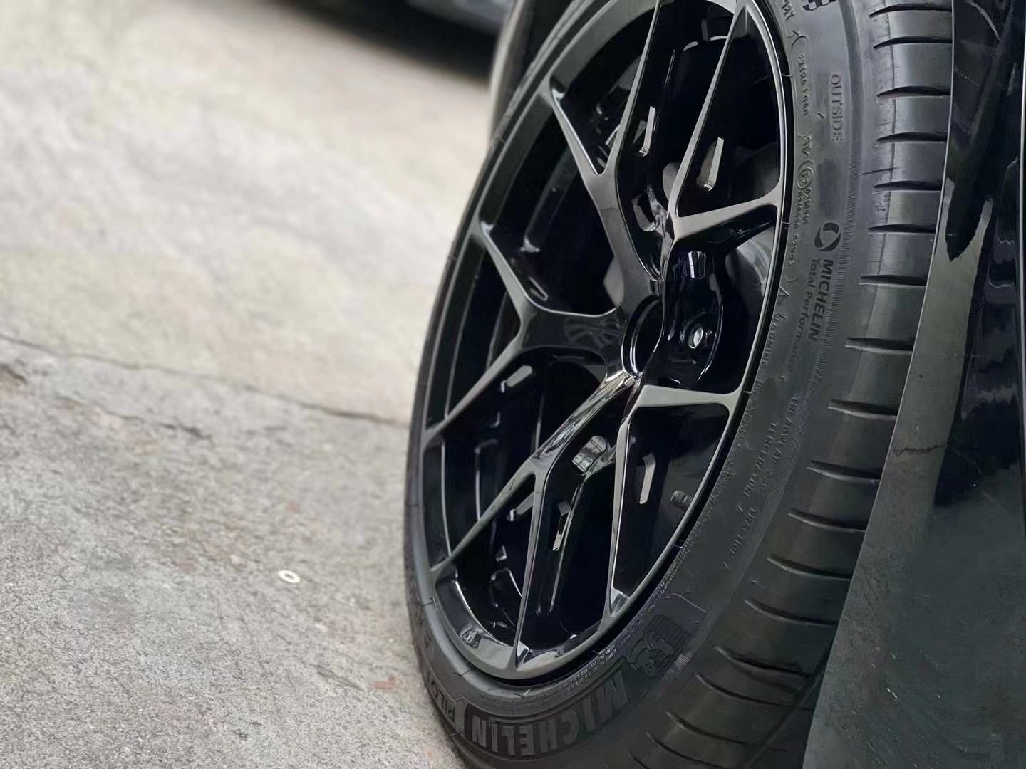 特斯拉 毛豆3定制 TLFW縷空18寸完工