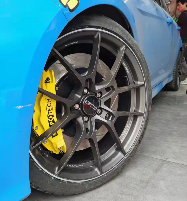 ?？怂筊S剎車(chē)改裝STOPTECH六活塞剎車(chē)套件
