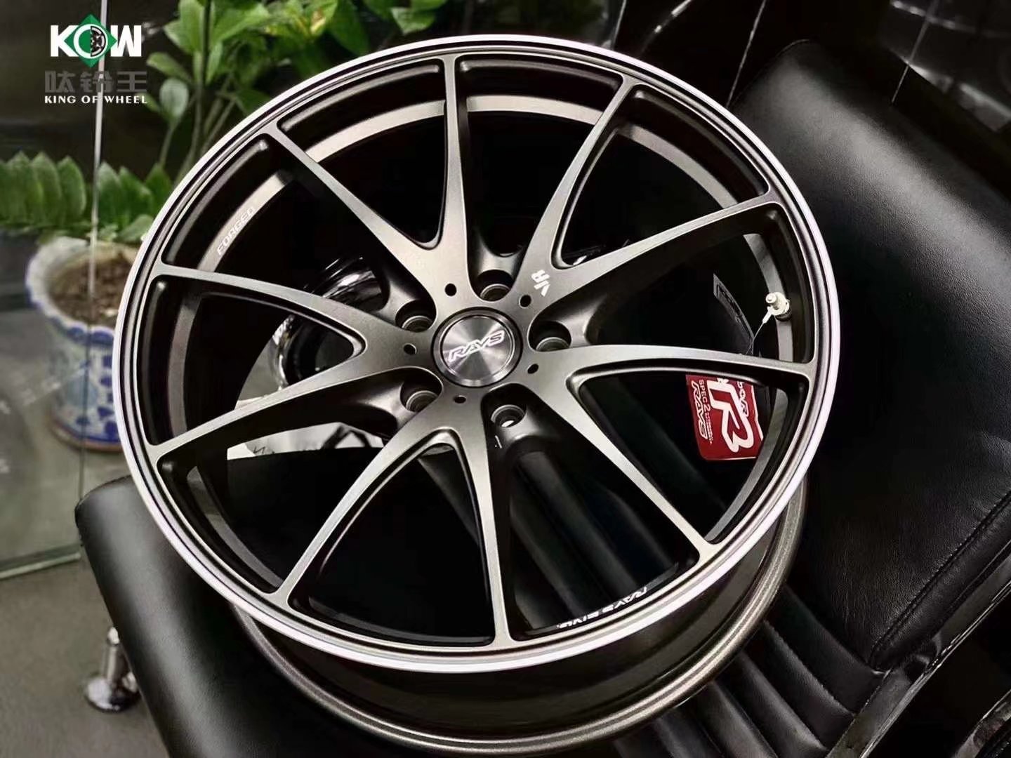 RAYS G25作為目前的G025的前輩產(chǎn)品，在RAYS官網(wǎng)已經(jīng)停產(chǎn)，纖細(xì)的輻條、高效率的散熱、優(yōu)秀的剎車空間和精致的做工，都給了G25依然值得入手的理由。