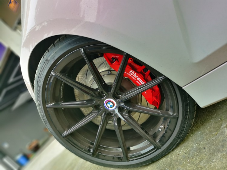 寶馬325剎車改裝升級(jí)Brembo六活塞剎車套件