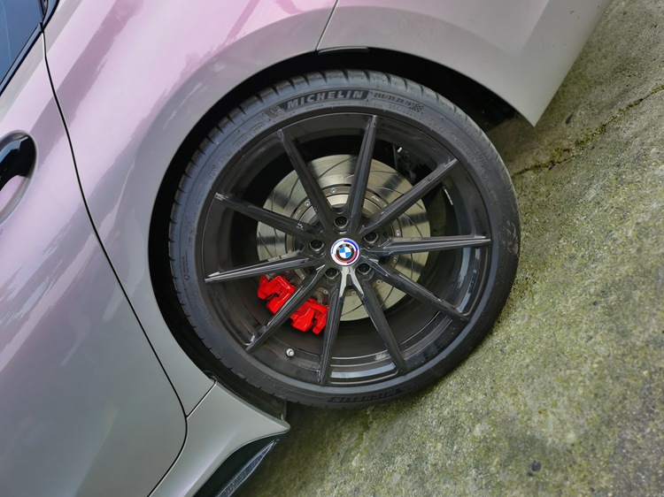 寶馬325剎車改裝升級(jí)Brembo六活塞剎車套件