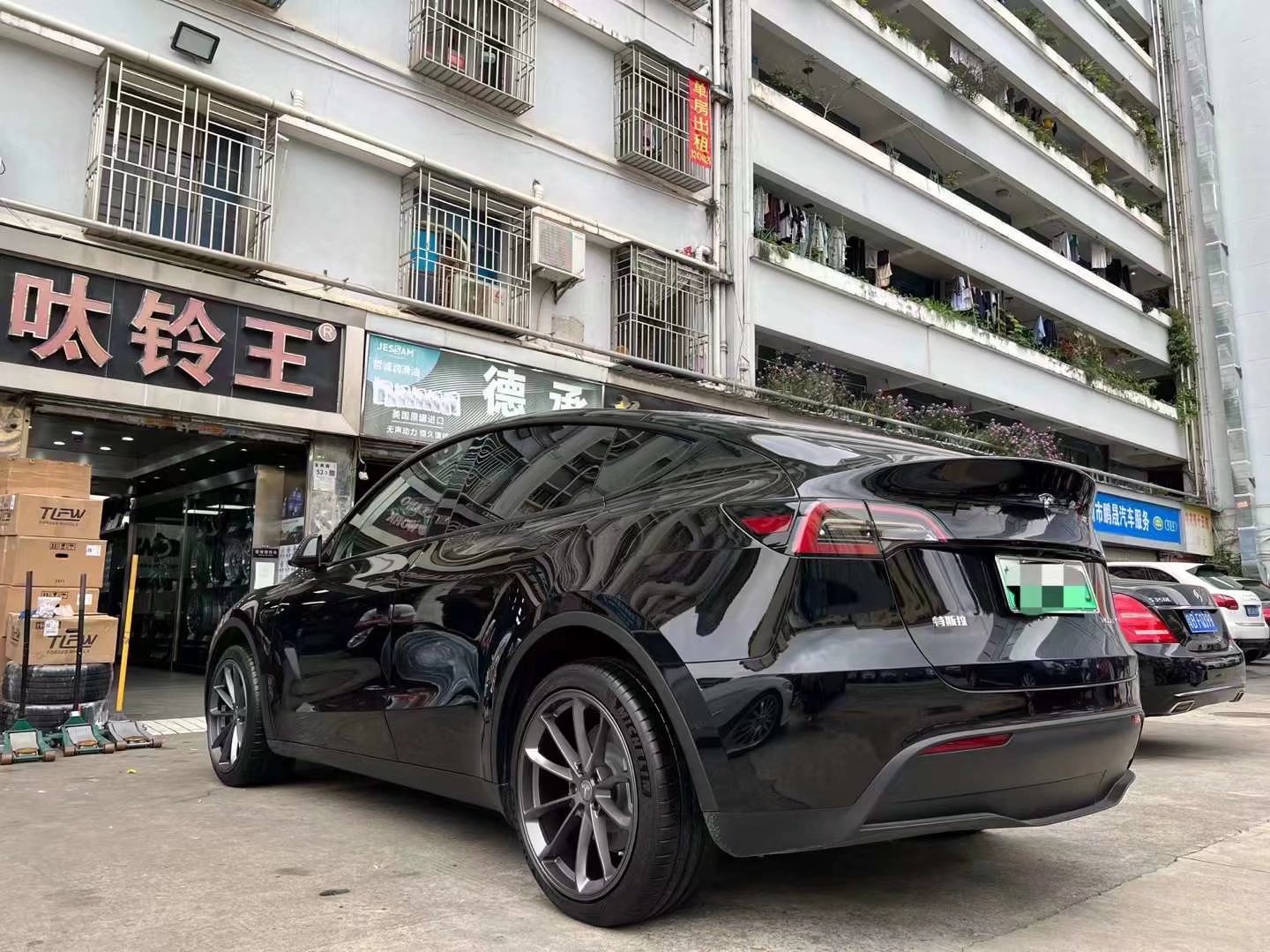 特斯拉Model Y 換TLFW鍛造定制 20寸，搭配米其林輪胎