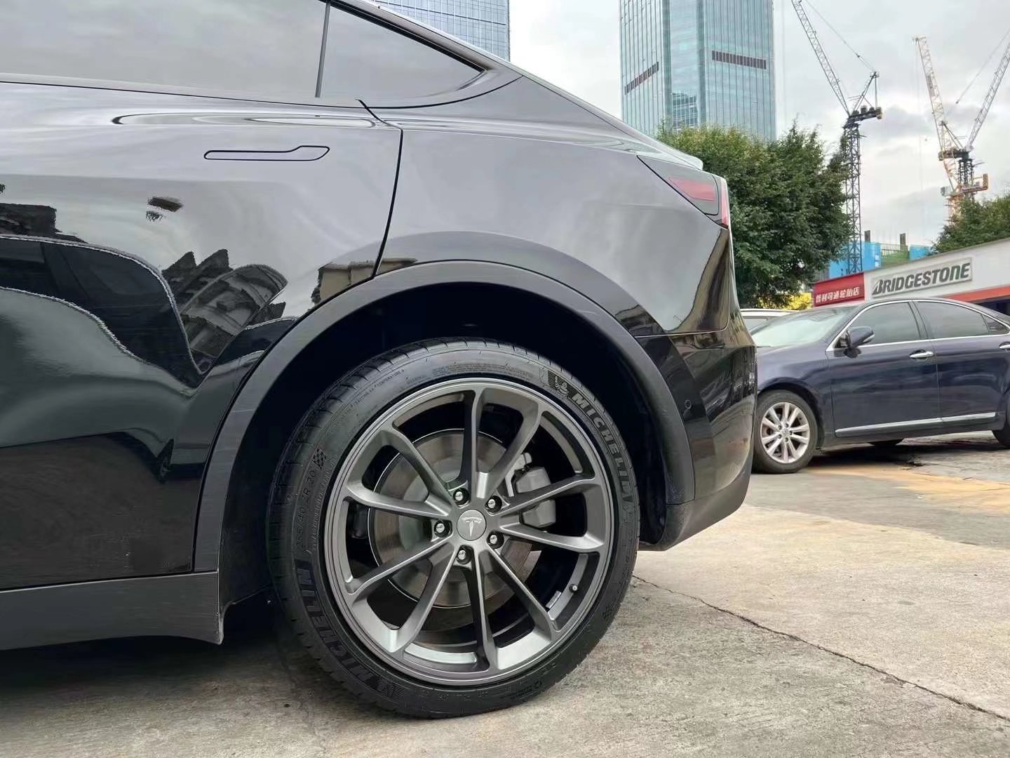 特斯拉Model Y 換TLFW鍛造定制 20寸，搭配米其林輪胎