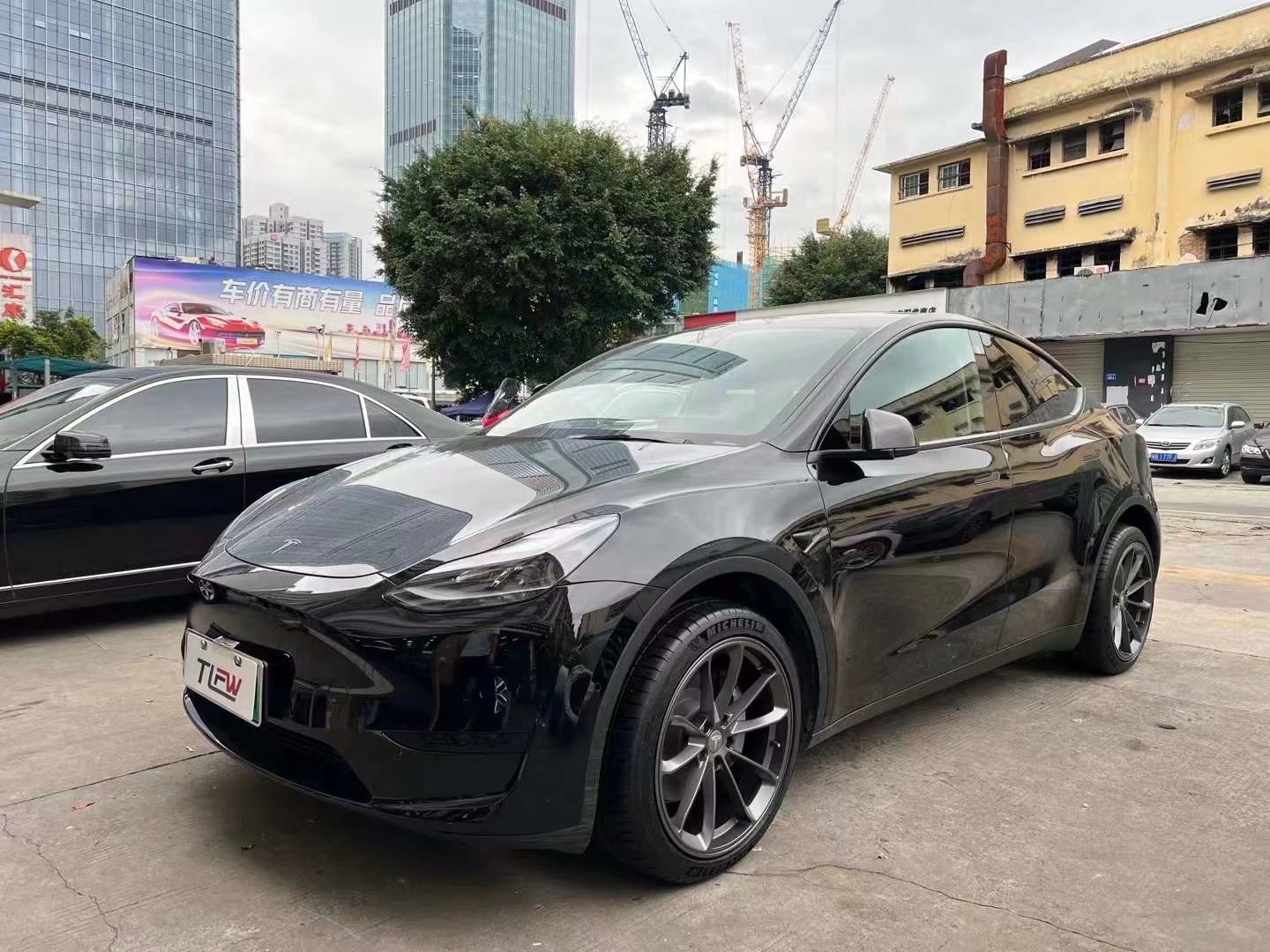 特斯拉Model Y 換TLFW鍛造定制 20寸，搭配米其林輪胎