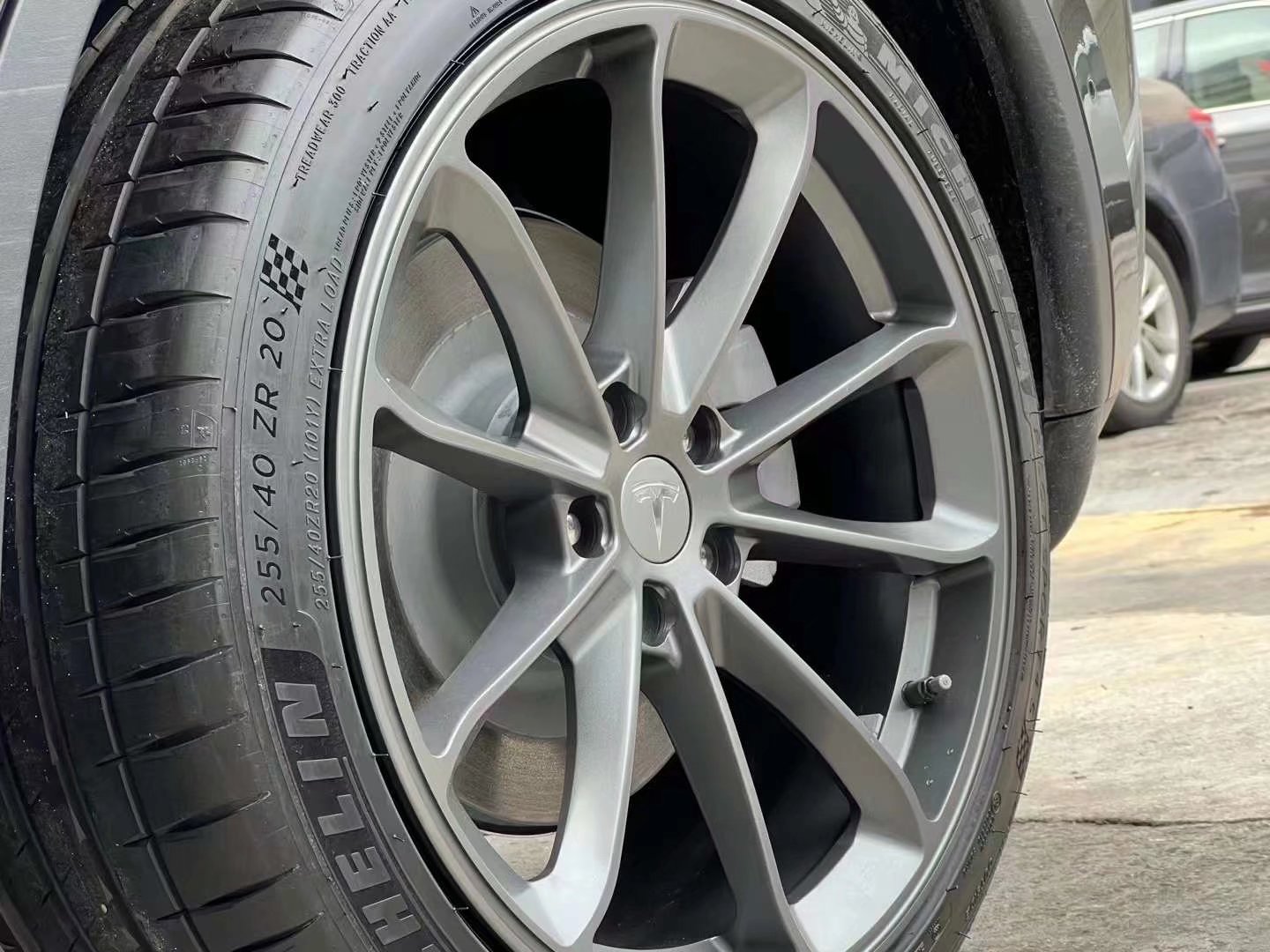 特斯拉Model Y 換TLFW鍛造定制 20寸，搭配米其林輪胎