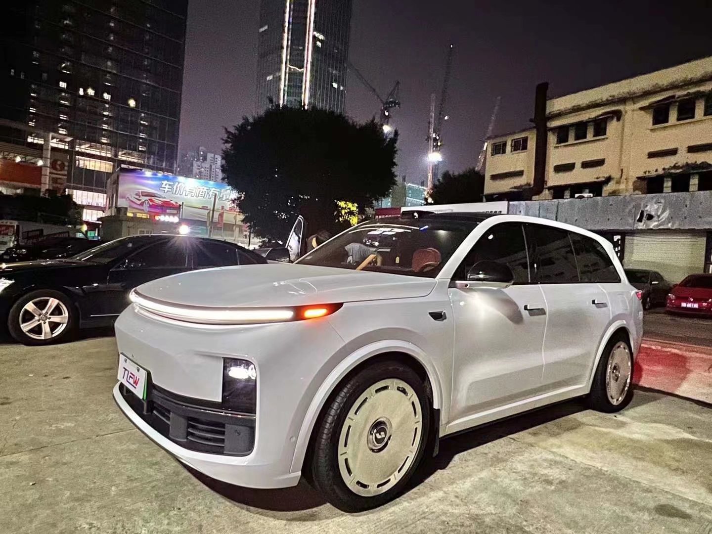 理想L9換TLFW鍛造定制 22寸搭配倍耐力輪胎完工