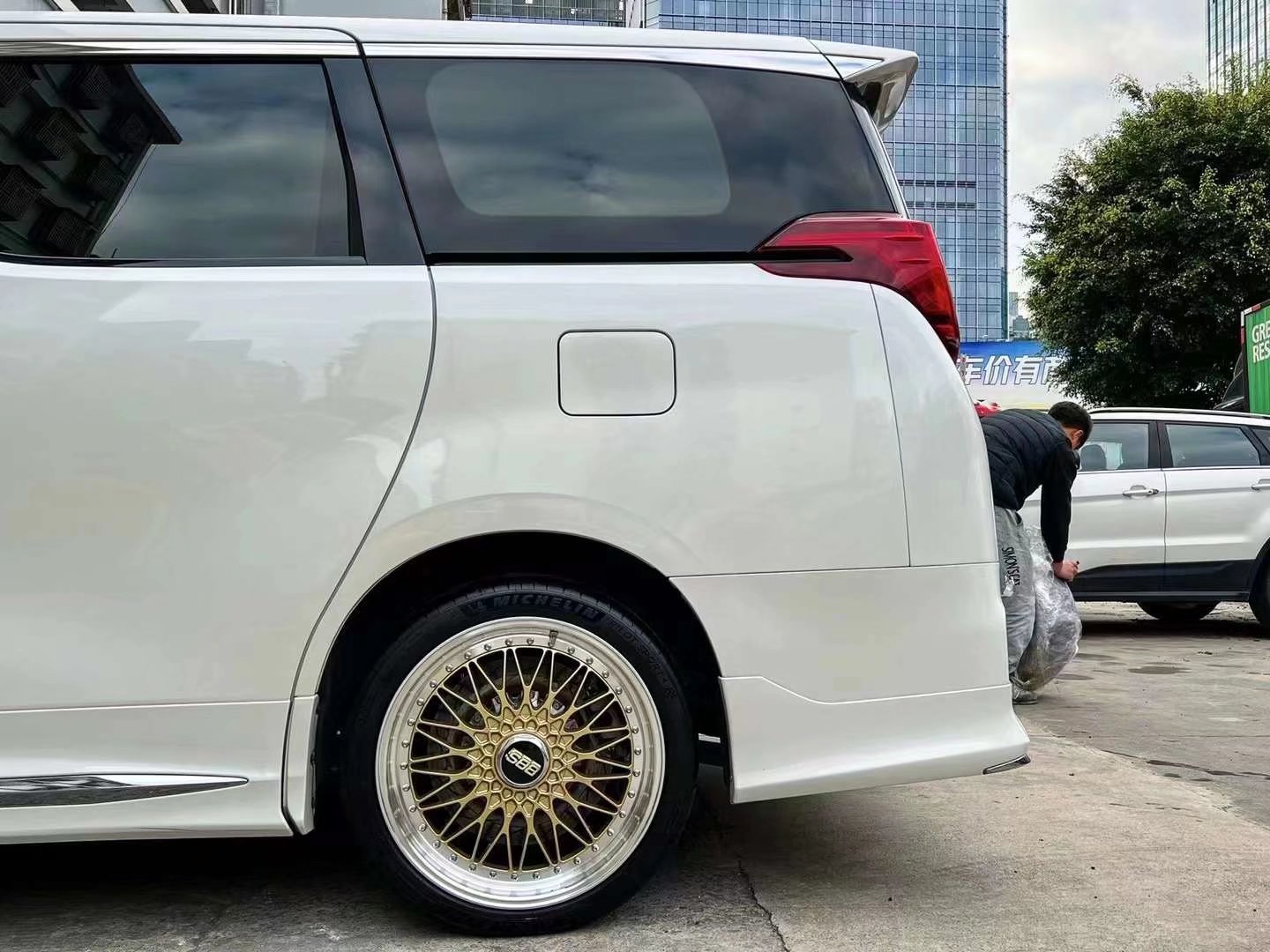 埃爾法，換日本BBS SUPER RS 20寸