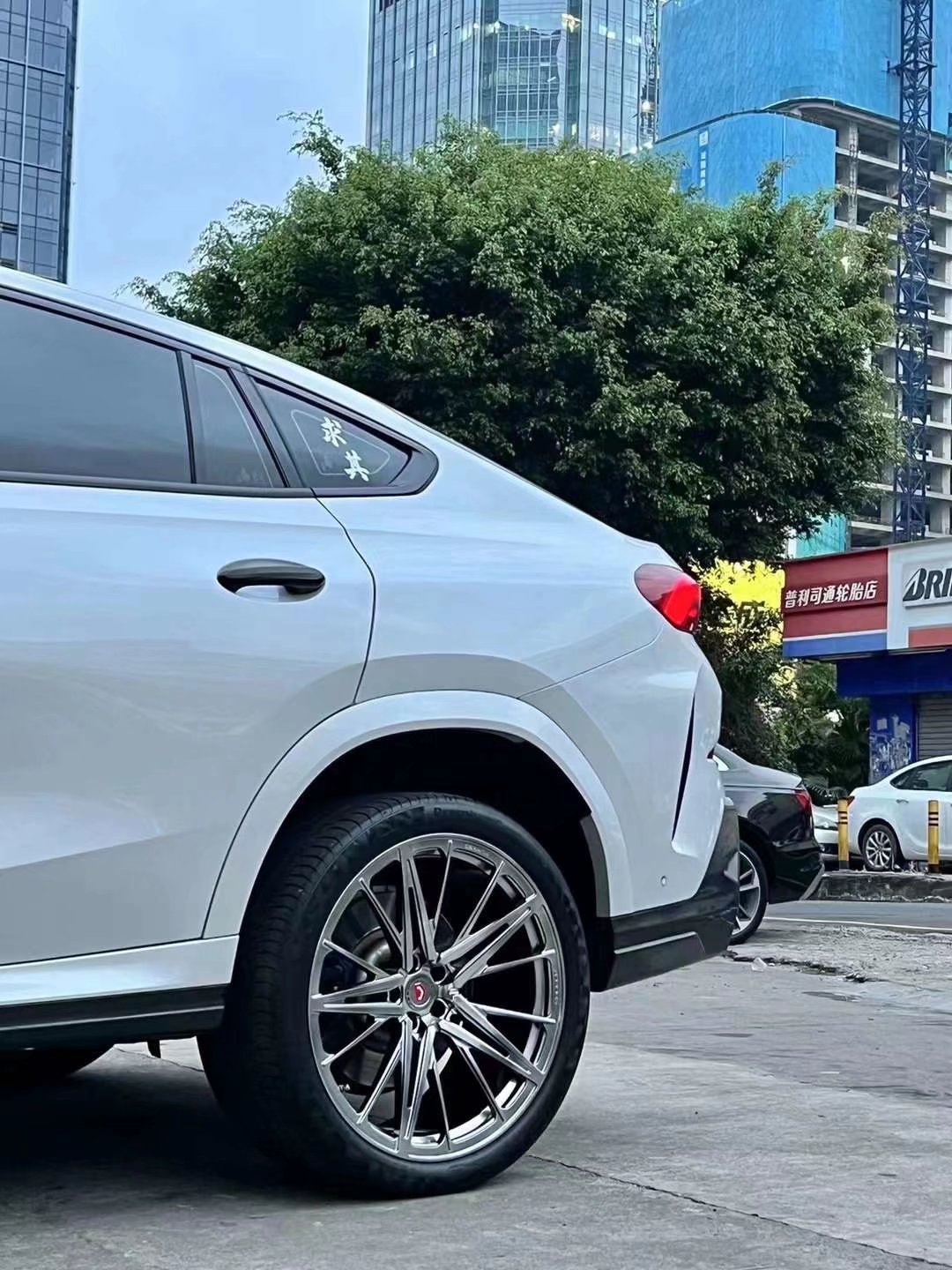 寶馬X6，換TLFW鍛造定制22寸 科吉?jiǎng)悠胶? aid=